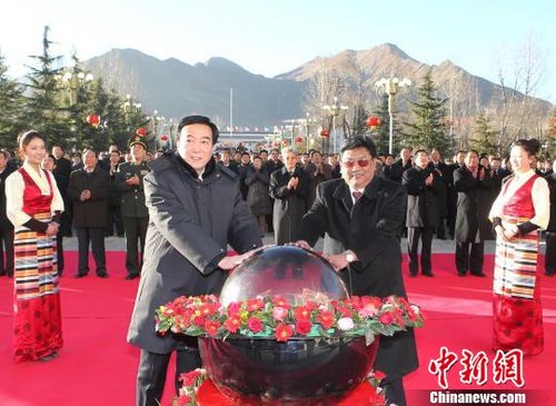 西藏在自治区党政大院悬挂巨幅领袖像（图）