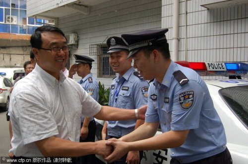 2009年7月12日，时任重庆公安局局长的王立军亲切慰问“打黑除恶”参战民警。图片来源：CFP