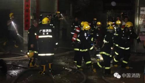 广西一27岁消防员坠楼牺牲 怀中2岁女童得救