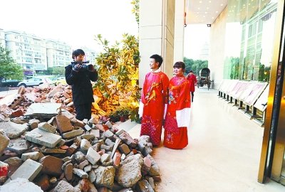 武汉一酒店遭逼拆 四周被堆上百吨建筑垃圾(图)