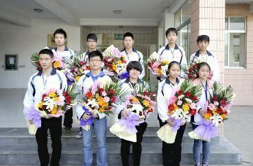 10名中学生路遇8旬老人被车撞倒 果断救人送医