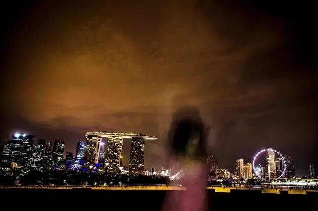 “我埋葬妈妈的那天,他们告诉我说她只能在坟墓里待10年。我怎么能接受?我们都是这座鬼城里行走的鬼魂。” SA在金沙酒店的前面拍下这张照片,当时她母亲刚刚因为癌症去世不久。 “我埋葬妈妈的那天,他们告诉我说她只能在坟墓里待10年。我怎么能接受?我们都是这座鬼城里行走的鬼魂。” SA在金沙酒店的前面拍下这张照片,当时她母亲刚刚因为癌症去世不久。