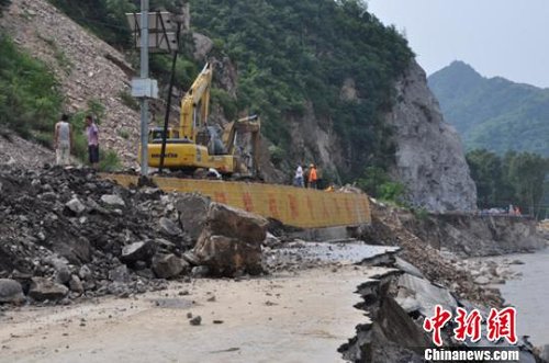 (记者 吕子豪)24日12时许,遭遇特大暴雨袭击的国道112线河北保定易县