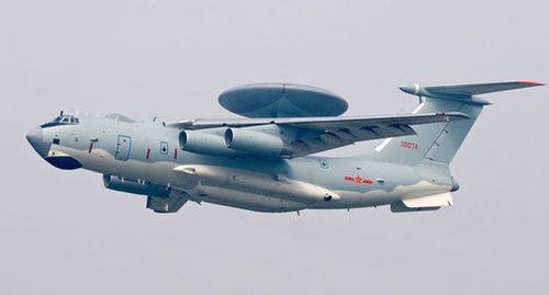 李莉透露,中国空警-2000预警机的"大圆盘"里装有3座相控阵雷达.