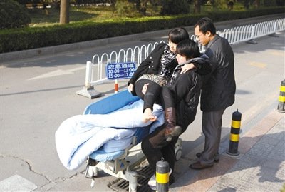 乘客背编织袋北京15号线地铁扶梯仰倒 致6人受伤