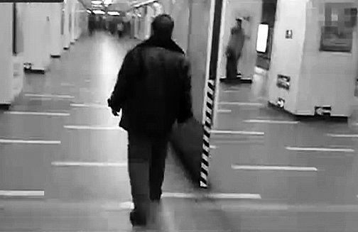 男子在北京地铁站撒尿 站台50米处就有厕所