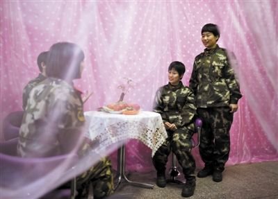 大学生女兵报到最小17岁 向记者展示剪掉长发