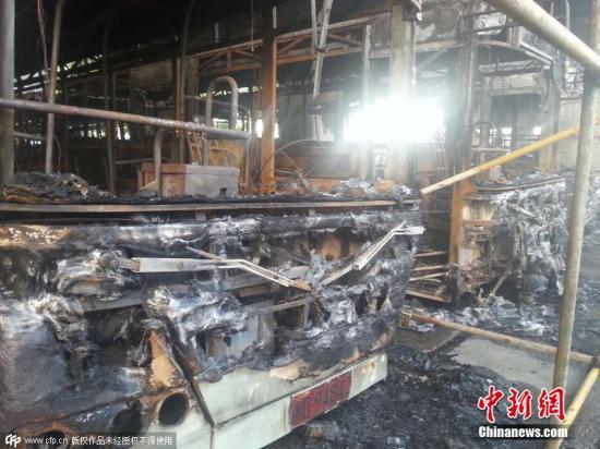 衡阳一停车场突发大火 10辆公交车被烧毁(图)