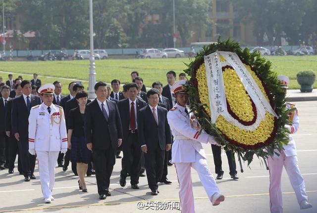 习近平在河内拜谒胡志明陵墓并敬献花圈(组图)