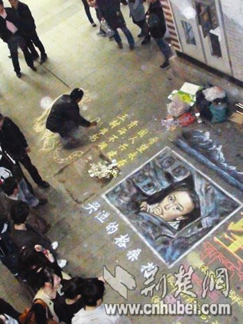 独腿乞丐武汉街头绘画 卖画所得捐玉树(图)