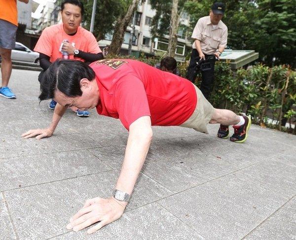 马英九卸任第一天 晨跑3公里做80个俯卧撑(图)