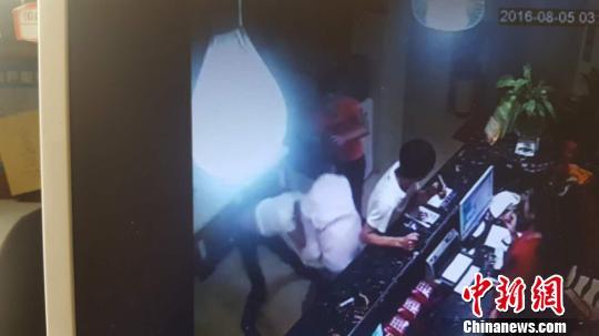 酒店工作人员因要求身份证登记 被人连捅三刀