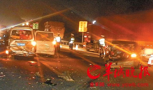 广州高速车辆轻微追尾后7人下车争执被撞身亡(图)