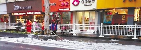 杭州在建地铁施工用润滑剂涌上地面