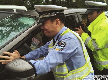 交警安慰因车祸受惊吓幼儿 为其戴上警帽