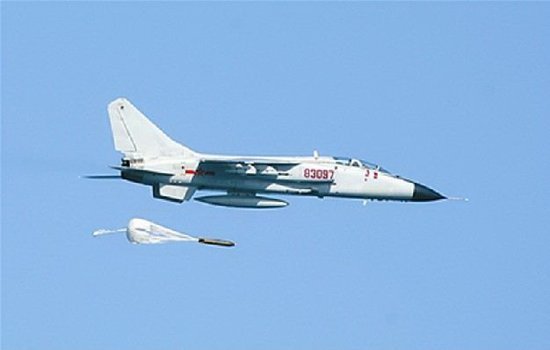 南海舰队航空兵某师组织战机实弹低空轰炸训练