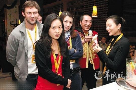 张艺谋陈婷委托代理人到达无锡接受计生调查