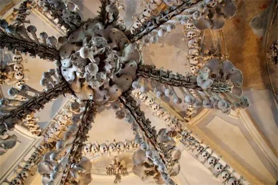 4万具骷髅建成的人骨教堂告诉你什么叫惊悚
