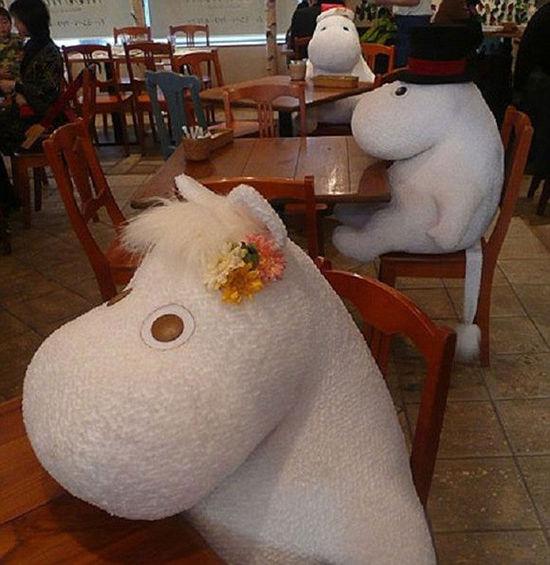 日本餐厅在单身食客对面放毛绒玩具 以减少尴