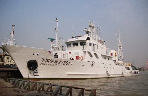 中国渔政船首次在钓鱼岛海域执法带走本国渔民