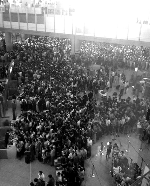 北京上海等地机场安检升级 安检口被挤爆(图)