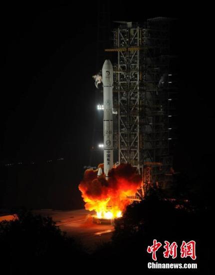 三号月球探测器在西昌卫星发射中心由"长征三号乙"运载火箭发射升空