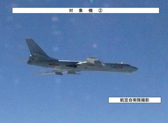 资料图:日本航空自卫队拍摄的中国空军轰6轰炸机