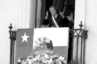 荷兰前首相出席智利总统就职午宴时摔跤(图)