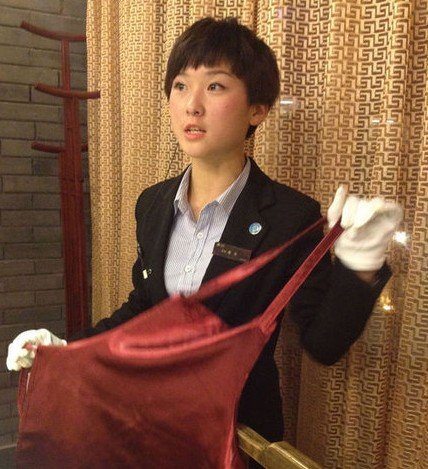 为首相服务过的火锅店服务员曹静成了店里的“招牌”