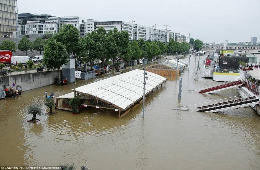 法国持续暴雨 卢浮宫将藏品打包转移(组图)