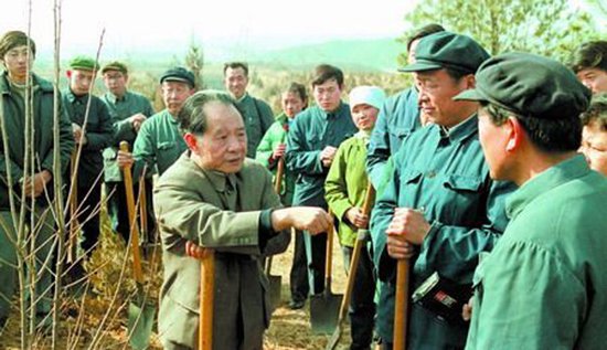 新华网今日刊登组图纪念胡耀邦逝世24周年,图为胡耀邦与十三陵林场工人交谈。