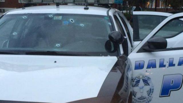 美国达拉斯警局遭袭警匪交火 警局大楼布满弹痕