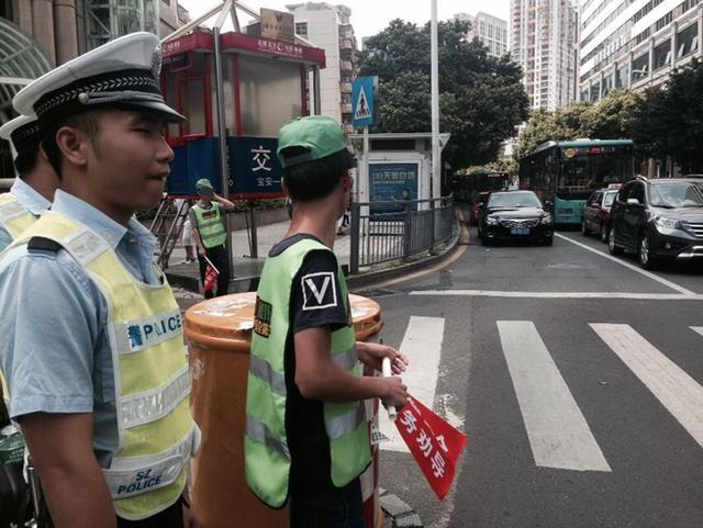 組圖：深圳市民闖紅燈被罰戴綠帽執(zhí)勤