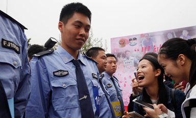 最终,11名辅警牵手心仪女生,成功脱单.