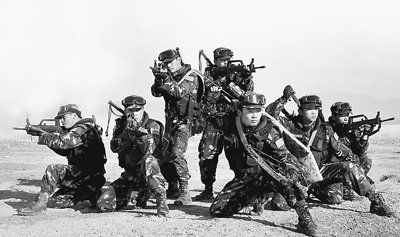 国际 军事 评论 历史 图片 天气    特种部队队员在训练中.