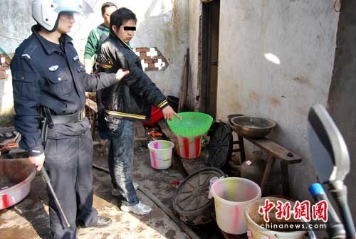 成都警方通报两大制毒贩毒案 64名嫌犯落网