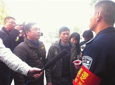 昨天上午，在王金云（左二）的陪同下，陈阳（左三）到深圳南山派出所投案自首，所长出门迎接。本报记者刘杰摄