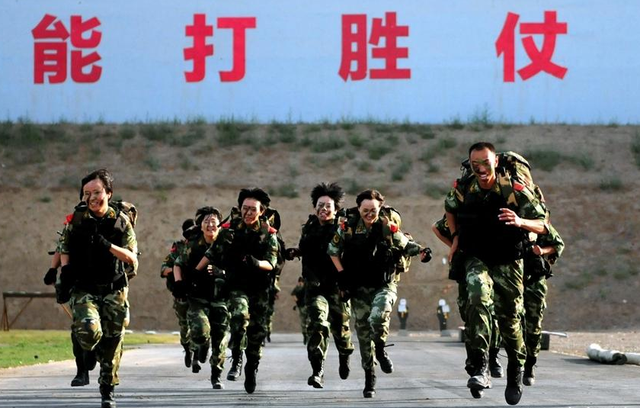 新疆女兵拉练步行300余公里 脚趾甲脱落流血
