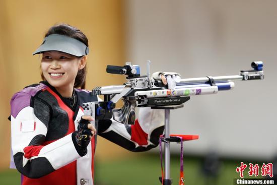 奥运会女子10米气步枪决赛中,中国选手易思玲夺得本届奥运会首枚金牌