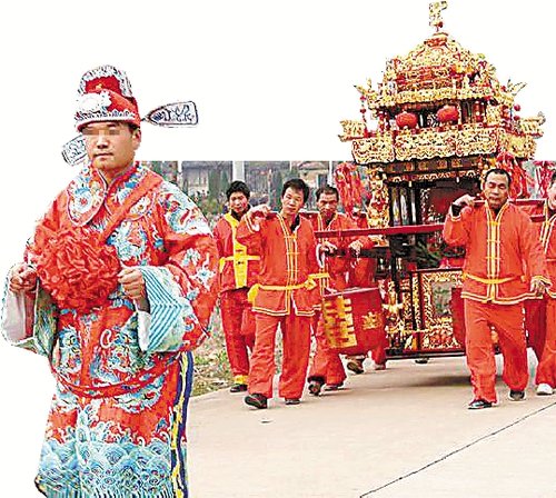 网传浙江纯金花轿迎亲 重200公斤需8人抬(图)