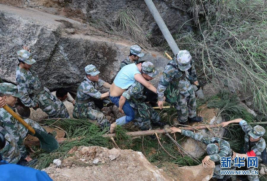 雅安地震受灾人口_...以承受的伤痛 雅安地震受灾现场直击(2)