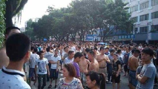 高清图—广州三元里大道棠溪路段数百人聚集与执法人员冲突