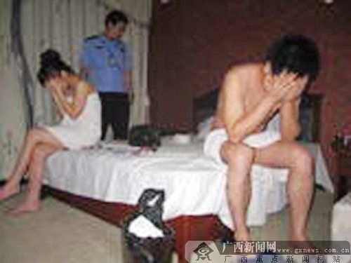 涉嫌卖淫嫖娼的刘某某和刘某被抓现行。苑长军 摄