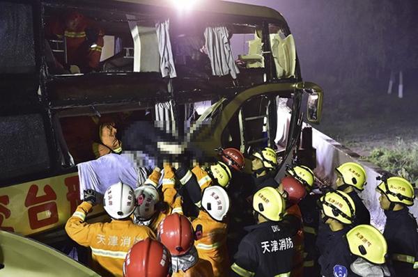 河北大巴爆胎26死案5人被抓 擅改线路脱险运营