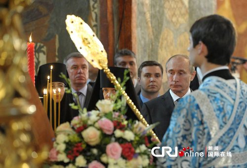 俄新任总统普京就职典礼前夕参加教堂礼拜(图