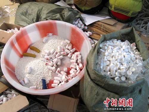 成都警方通报两大制毒贩毒案 64名嫌犯落网