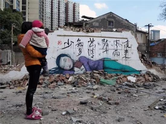 帅老外用破墙绘画来抒发情感