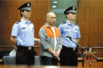 赌徒输光家产后闷死邻家两幼童 称自杀找垫背