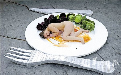 西班牙美女为呼吁放弃肉食上演“裸体盛宴”(图)