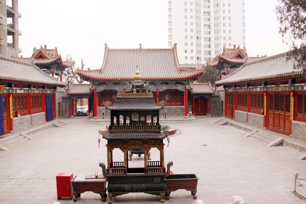 山西太原伏龙寺突发大火 寺庙不到一小时被烧毁